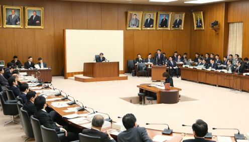 安倍总理上午出席了众议院预算委员会，下午出席了众议院财务金融委员会及众议院全体会议。