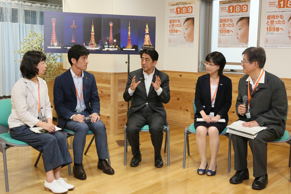 安倍总理视察了东京都儿童咨询中心、地区育儿支援中心“二叶”。