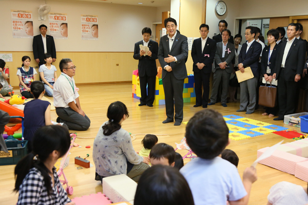 安倍总理视察了东京都儿童咨询中心、地区育儿支援中心“二叶”。