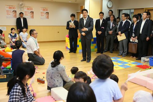 安倍总理视察了东京都儿童咨询中心、地区育儿支援中心“二叶”。