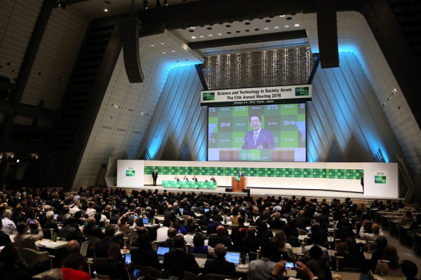 安倍总理出席了在京都市内举行的科学技术与人类未来的国际论坛（STS论坛）第13次年会并发表了演讲。