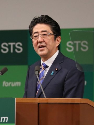 安倍总理出席了在京都市内举行的科学技术与人类未来的国际论坛（STS论坛）第13次年会并发表了演讲。