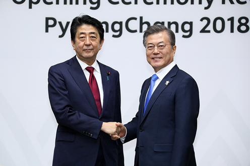安倍总理与文韩国大统领握手1