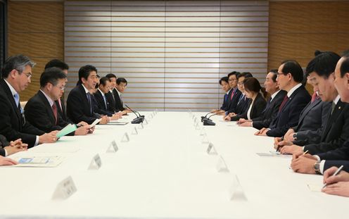 安倍总理在总理大臣官邸接受了韩日议员联盟会长徐清源一行的拜会。