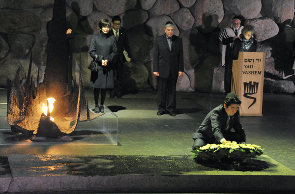 正在访问以色列国的安倍总理参观了犹太大屠杀纪念馆，并在联合记者招待会结束后，与内塔尼亚胡总理举行了首脑会谈。