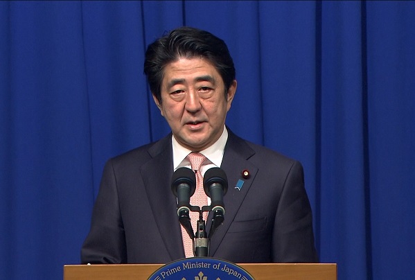 正在访问以色列国的安倍总理参观了犹太大屠杀纪念馆，并在联合记者招待会结束后，与内塔尼亚胡总理举行了首脑会谈。