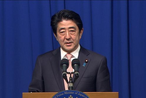 正在访问以色列国的安倍总理参观了犹太大屠杀纪念馆，并在联合记者招待会结束后，与内塔尼亚胡总理举行了首脑会谈。