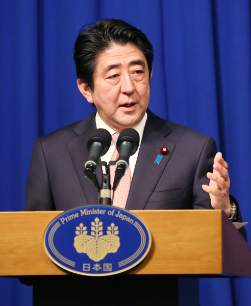 正在访问以色列国的安倍总理参观了犹太大屠杀纪念馆，并在联合记者招待会结束后，与内塔尼亚胡总理举行了首脑会谈。