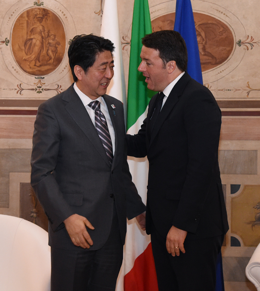 安倍总理访问了意大利共和国的佛罗伦萨及法兰西共和国的巴黎。