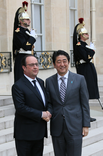 安倍总理访问了意大利共和国的佛罗伦萨及法兰西共和国的巴黎。