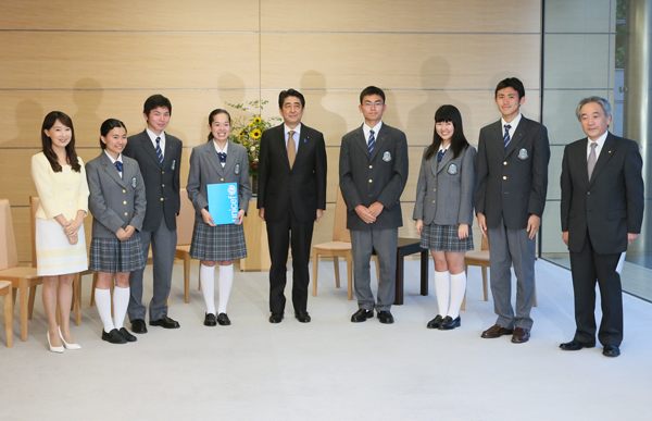 安倍总理在总理大臣官邸接受了会见J7青少年峰会日本代表队以及日本UNICEF协会大使陈美龄的拜访。