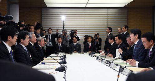 安倍总理在总理大臣官邸召开了第12次国家战略特别区域咨询会议。