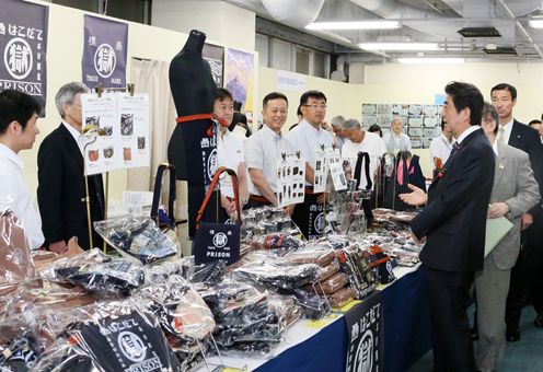 安倍总理视察了在东京都内举行的全国监狱作业产品展销会（第59届全国矫正展）。