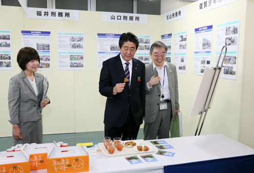 安倍总理视察了在东京都内举行的全国监狱作业产品展销会（第59届全国矫正展）。
