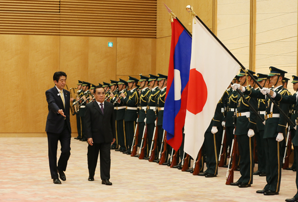 安倍总理在总理大臣官邸与老挝人民民主共和国总理通邢•塔马冯举行了首脑会谈等。
