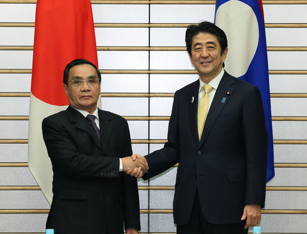 安倍总理在总理大臣官邸与老挝人民民主共和国总理通邢•塔马冯举行了首脑会谈等。