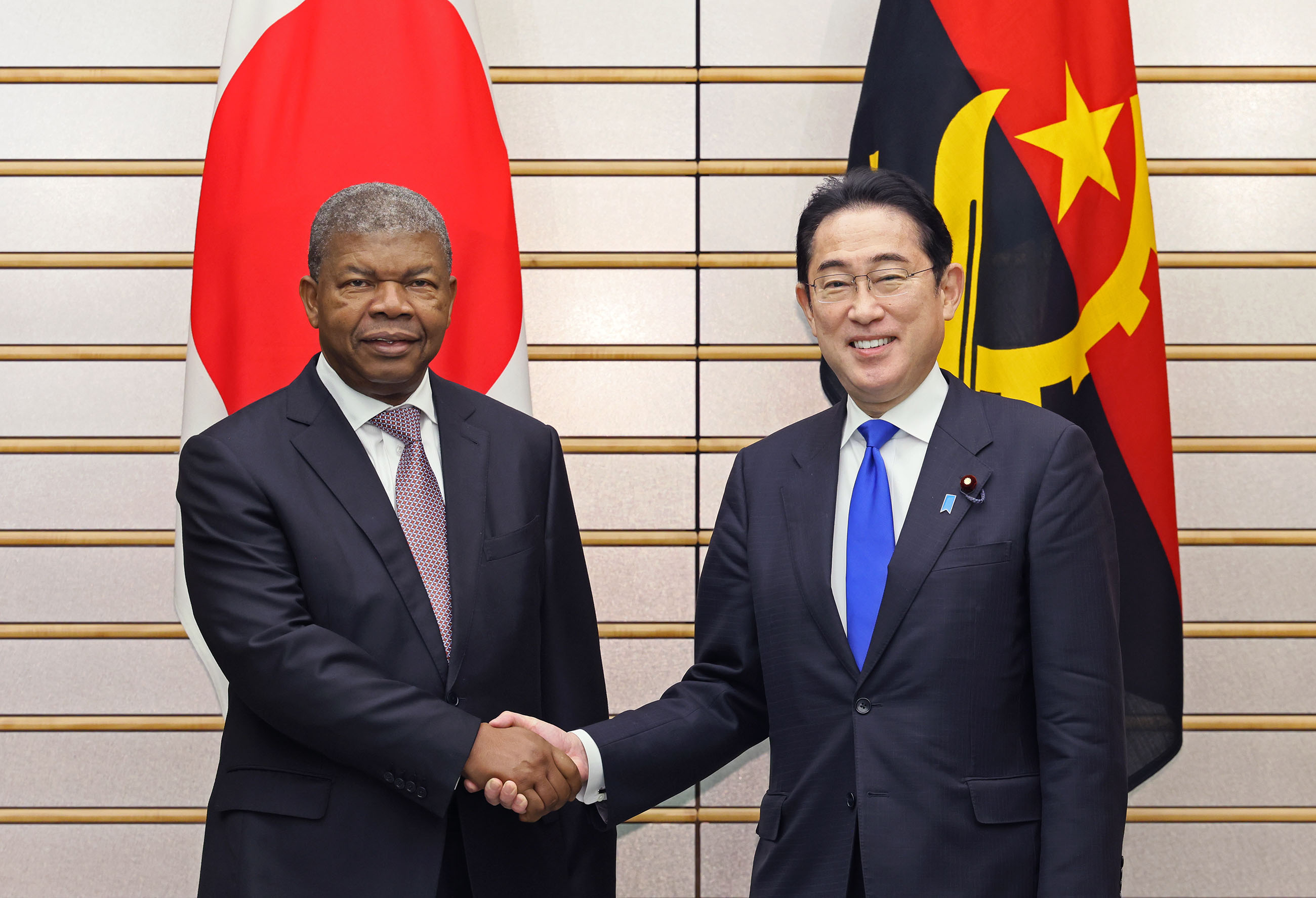 举行日本安哥拉首脑会谈等