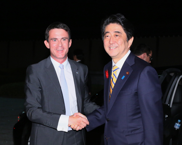 安倍总理与法国总理瓦尔斯访问了京都。