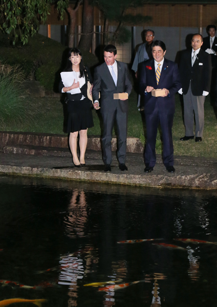 安倍总理与法国总理瓦尔斯访问了京都。