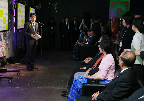 安倍总理出席了在东京都内举行的“缅甸女性绽放光彩的时尚・物产展‘GRACE’”。