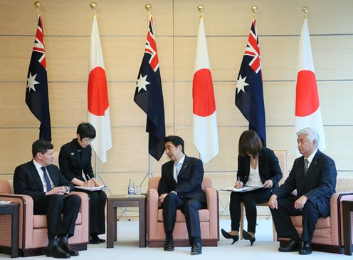安倍总理在总理大臣官邸接受了澳大利亚联邦国防部长凯文・安德鲁斯的拜会。