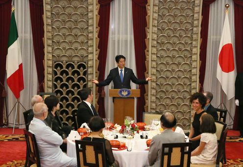 安倍总理在总理大臣官邸举行了日本・意大利首脑会谈等。