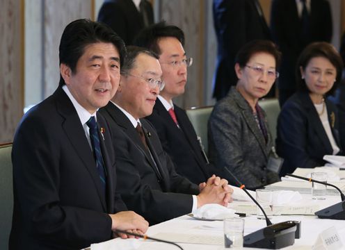 安倍总理在总理大臣官邸与中小企业经营者进行了恳谈。