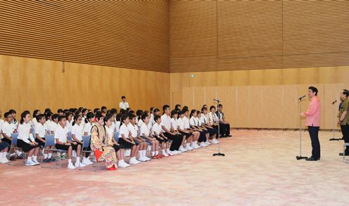 安倍总理在总理大臣官邸接受了第54次冲绳小记者团和第32次函馆小记者团的拜访。