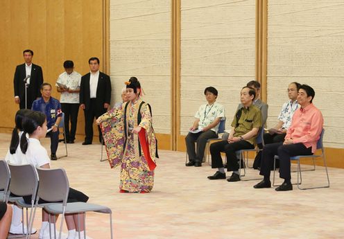 安倍总理在总理大臣官邸接受了第54次冲绳小记者团和第32次函馆小记者团的拜访。