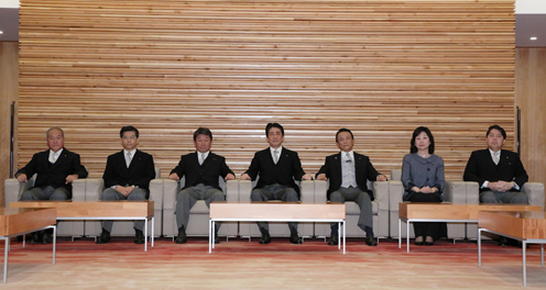 安倍总理在第97代安倍总理初期内阁成立后,进行了第3届内阁改造。