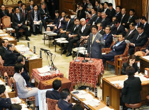 安倍总理出席了众议院预算委员会。