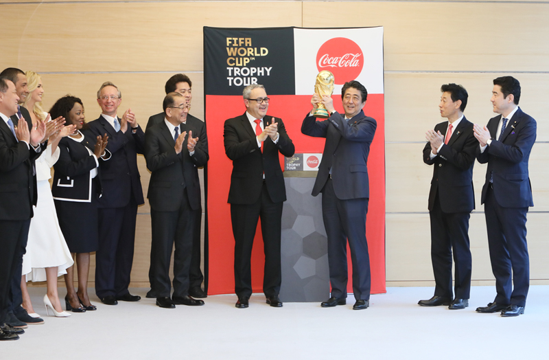 安倍总理在总理大臣官邸接受了国际足联(FIFA)大力神杯环球之旅一行的拜会。