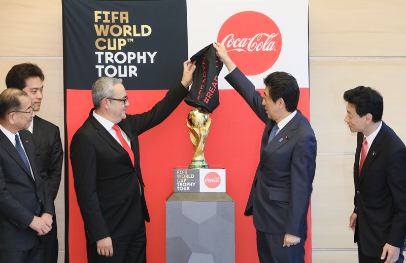 安倍总理在总理大臣官邸接受了国际足联(FIFA)大力神杯环球之旅一行的拜会。