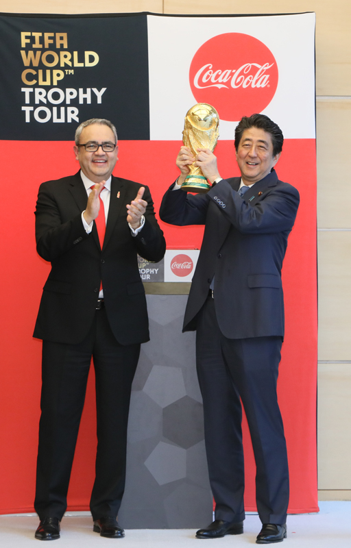 安倍总理在总理大臣官邸接受了国际足联(FIFA)大力神杯环球之旅一行的拜会。