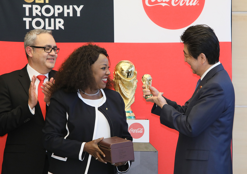 安倍总理在总理大臣官邸接受了国际足联(FIFA)大力神杯环球之旅一行的拜会。