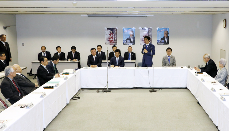 安倍总理出席了在东京都内举行的“再次要求政府在今年救出全部绑架受害者的国民大集会”等。