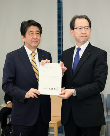 安倍总理在总理大臣官邸出席了第2次福岛创新海岸构想相关阁僚会议。