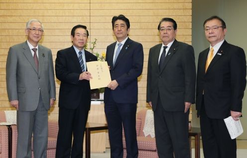 安倍总理在总理大臣官邸接受了执政党东日本大地震复兴加速化本部提出的要求。