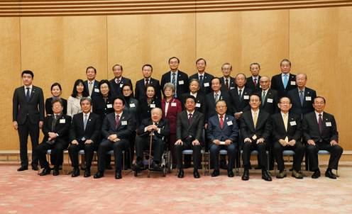安倍总理在总理大臣官邸接受了韩日合作委员会一行的拜会。