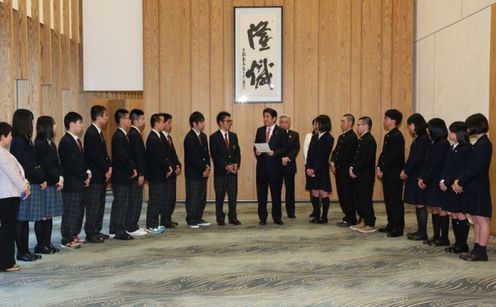 安倍总理在总理大臣官邸接受了福岛县双叶郡的双叶高中及双叶翔阳高中学生的拜访。