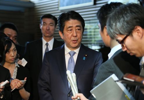 安倍总理在总理大臣官邸举行了关于接受普天间机场搬迁相关和解劝告的记者招待会。