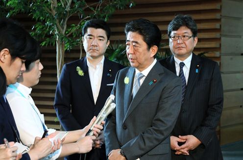 举行记者会的安倍总理