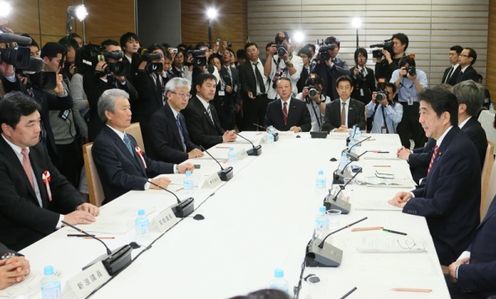安倍总理在总理大臣官邸召开了2016年第5次经济财政咨询会议。