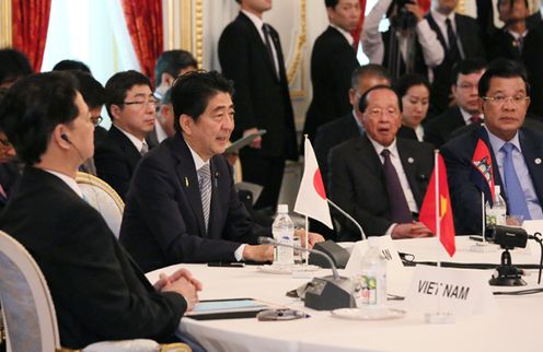 安倍总理出席了在东京都内举行的第7次日本与湄公河流域国家首脑会议等。