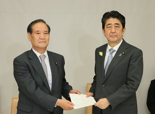 安倍总理在总理大臣官邸接受了自由民主党“日本欧盟等经济协定对策本部”的要求。