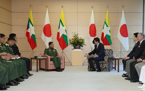 安倍总理在总理大臣官邸接受了缅甸联邦共和国国防军总司令敏昂莱等的拜会。