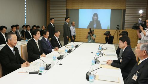 安倍总理在总理大臣官邸召开了第7次产业竞争力会议专题会议。