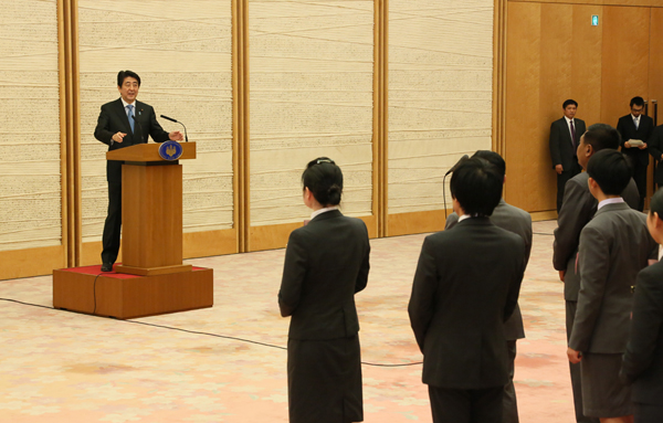 安倍总理在总理大臣官邸接受了参加“东南亚青年之船”青年代表的拜访。