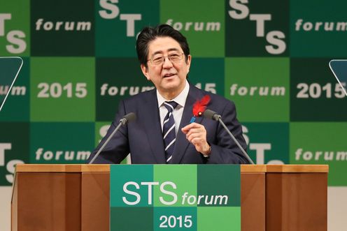 安倍总理出席了在京都市内举行的科学技术与人类未来的国际论坛（STS论坛）第12次年会并发表了演讲。