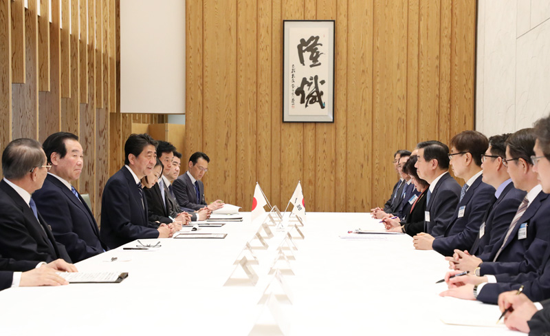 安倍总理在总理大臣官邸接受了日韩经济协会一行的拜访。